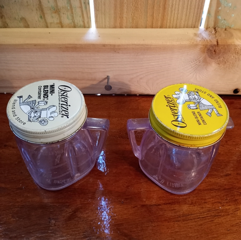 Oster Glass Blender Jar with White and Yellow Lids